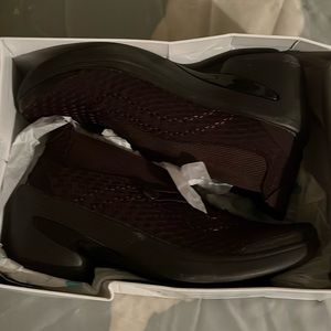 Bzees size 9, energy, dark brown women’s shoe